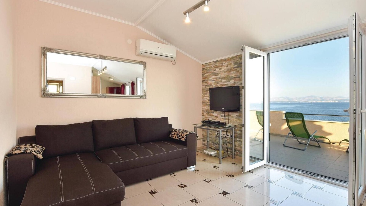 Rogac House | Stunning home in Rogac with WiFi