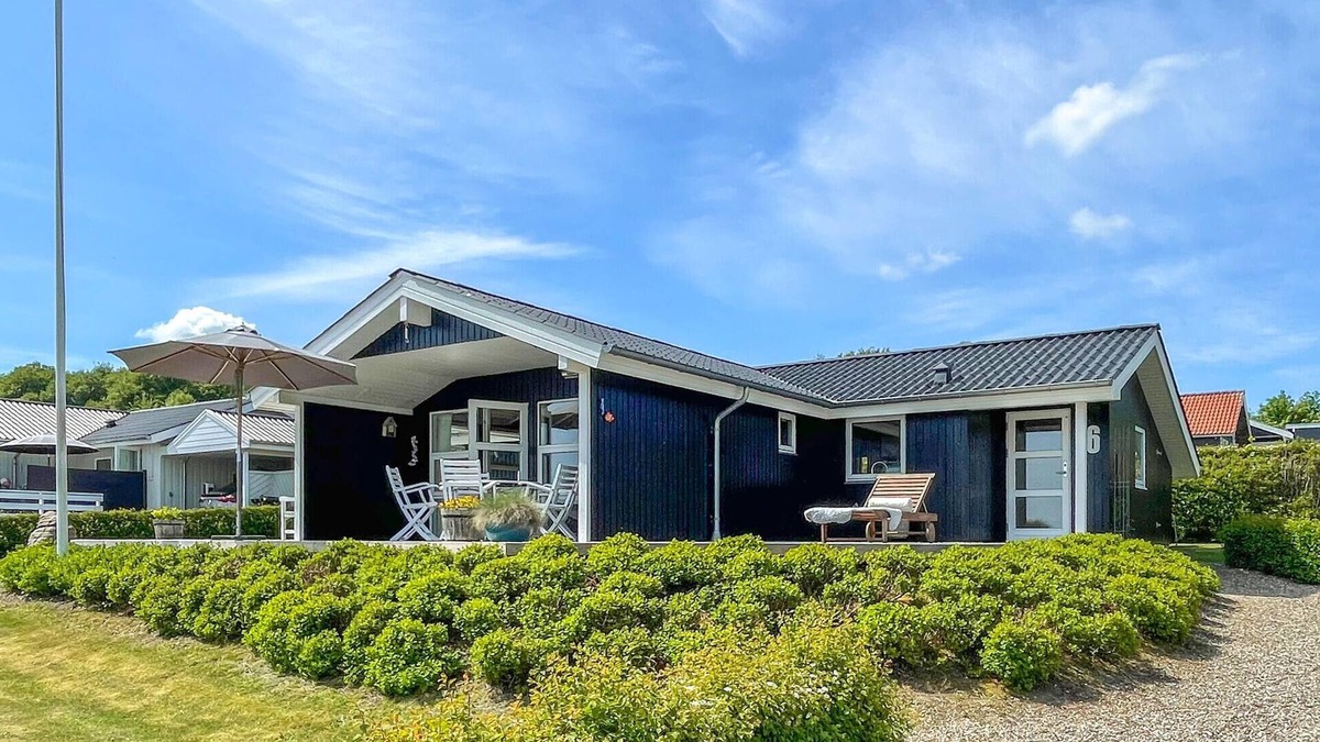 Grønninghoved Strand House | Stunning home in Sjølund with kitchen