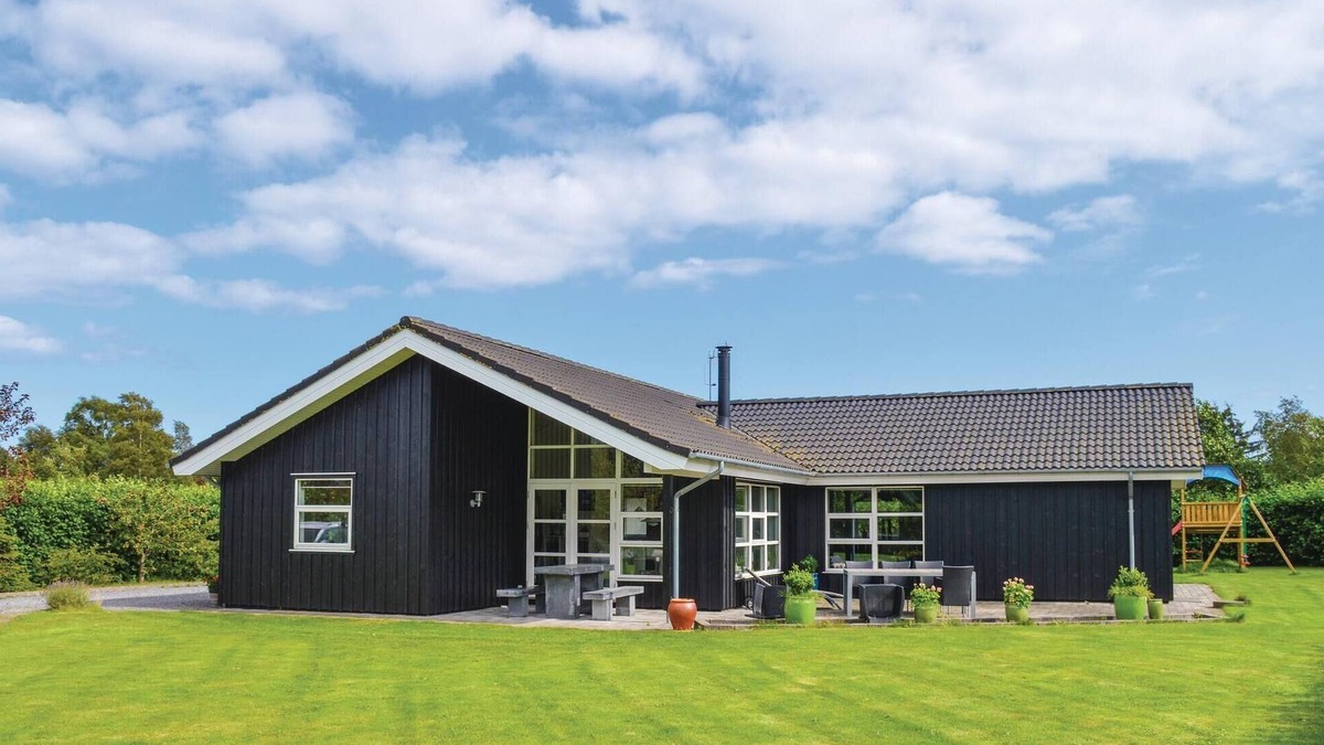 Egense House | Stunning home in Storvorde with kitchen