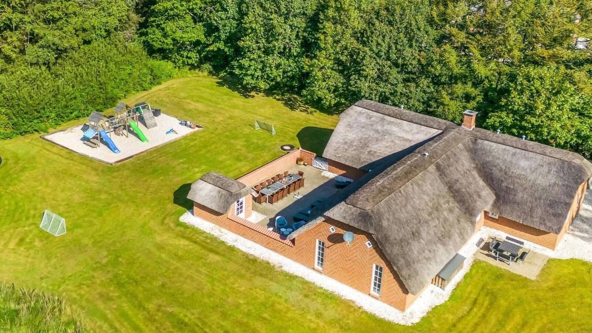 Husby House | Stunning home in Ulfborg with sauna