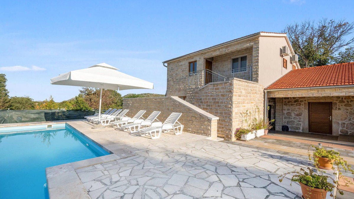 Unesic House | Stunning home in Unesic