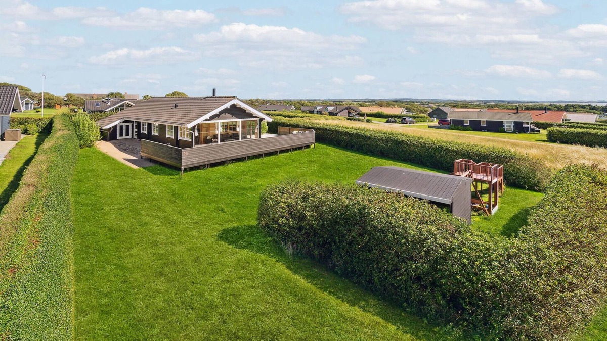 Vinderup House | Stunning home in Vinderup with kitchen