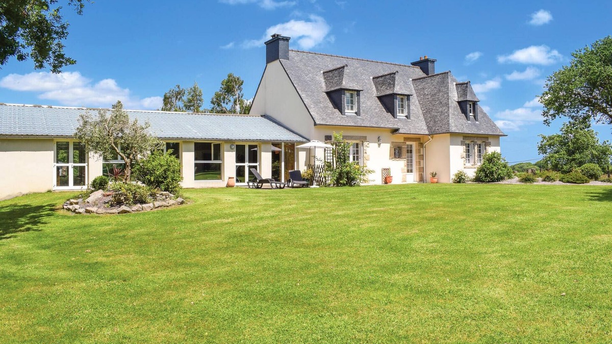 Quemper-Guezennec House | Stunning home in Yvias with sauna