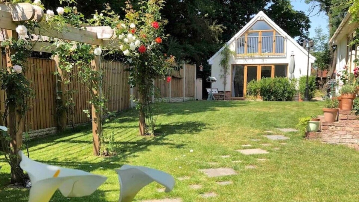 Stanley House | Stunning home, overlooking park, suit family, friends, the elderly & contractors