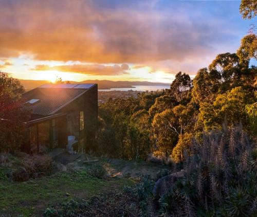 West Hobart Villa | Stunning home with Breathtaking Views