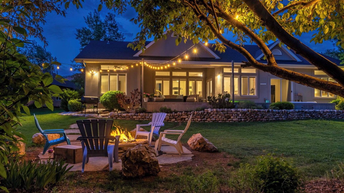 Dalton Ranch House | Stunning Home with Hot Tub, 2 Fire Pits on Golf Course! Views of Cliffs and Pond