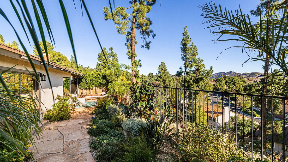 Thousand Oaks House | Stunning hot tub Mountain views, just 30 minutes to Malibu beaches!