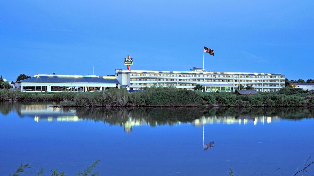 Idaho Falls Hotel | STUNNING HOTEL! ONE COZY COMPLETE WITH SPA, POOL, HOT-TUB