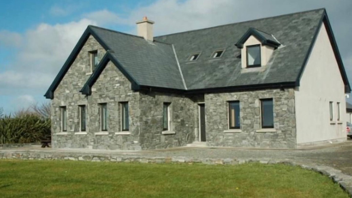 Claddaghduff Cottage | Stunning House 5 min walk from Omey strand - sleeps 8 guests in 4 bedrooms