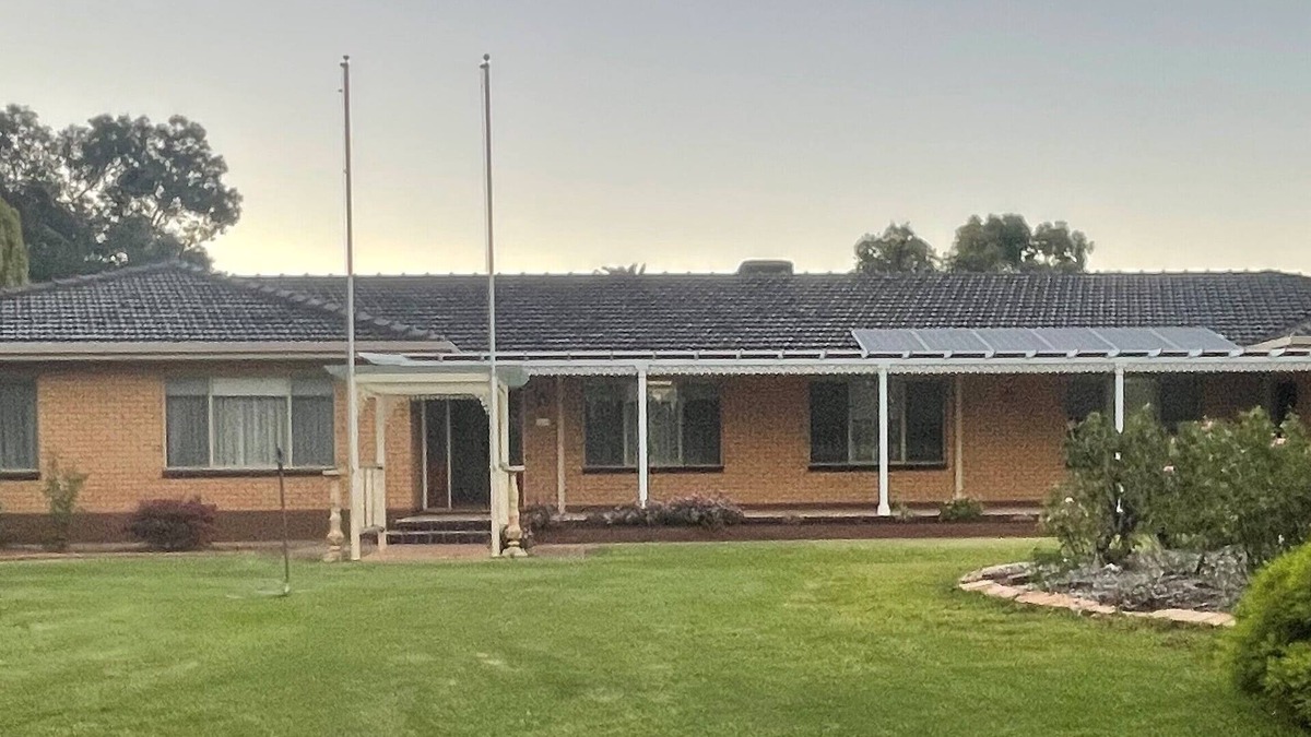 Robinvale House | Stunning house by the Murray, family-sized home with its own cinema. Relaxing
