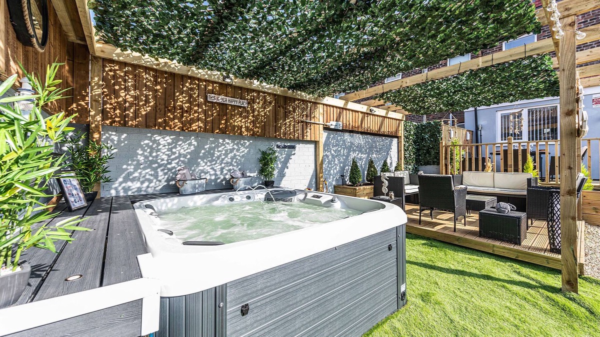 Everton Villa | Stunning house close to the stadium + Hot tub!