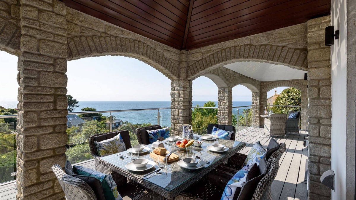 Looe House | Stunning house with magnificent sea views, pet friendly with a VisitEngland 5 Star Gold Award