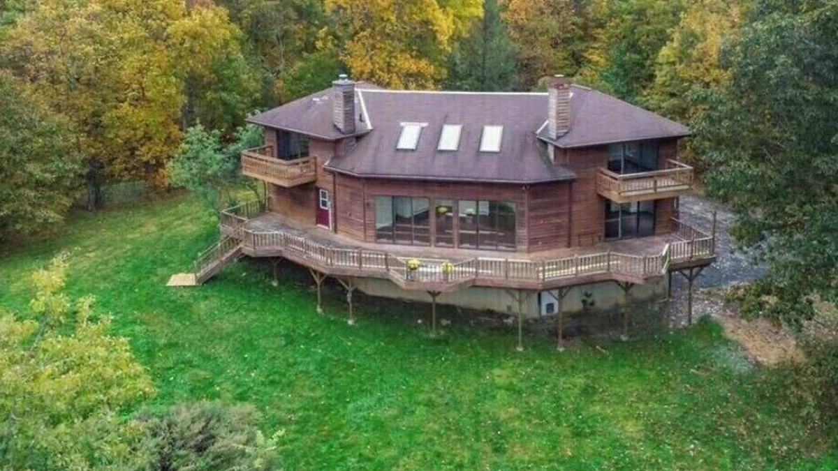 Middle Hope House | Stunning Hudson Valley Retreat: Huge deck with views, 90min from NYC