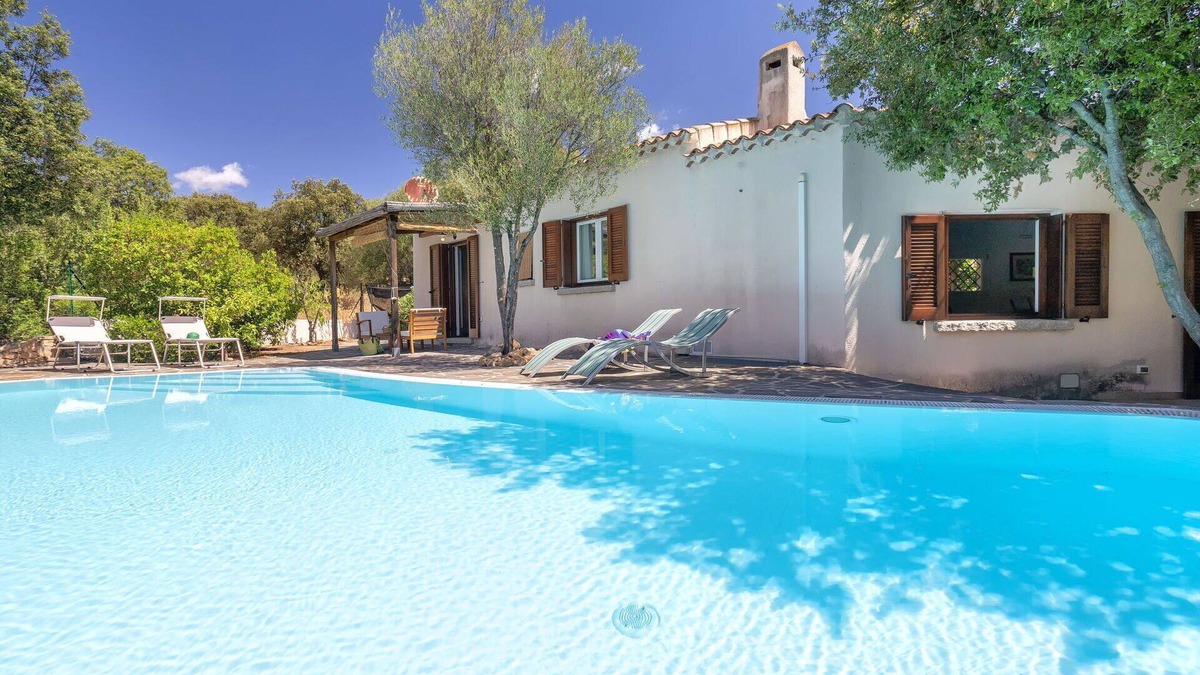 Trudda House | Stunning private villa for 5 guests with WIFI, A/C, private pool, TV, patio and parking