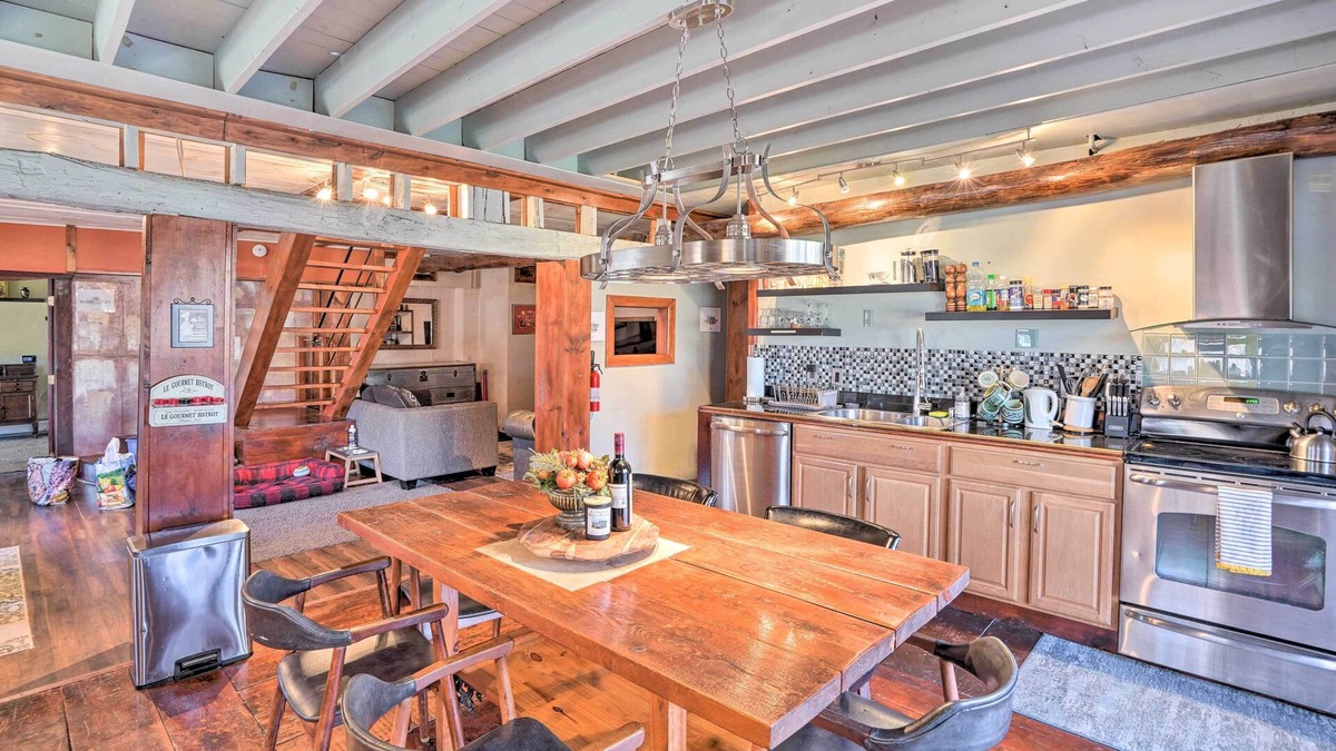 Jefferson House | Stunning Jefferson Retreat w/ Fire Pit