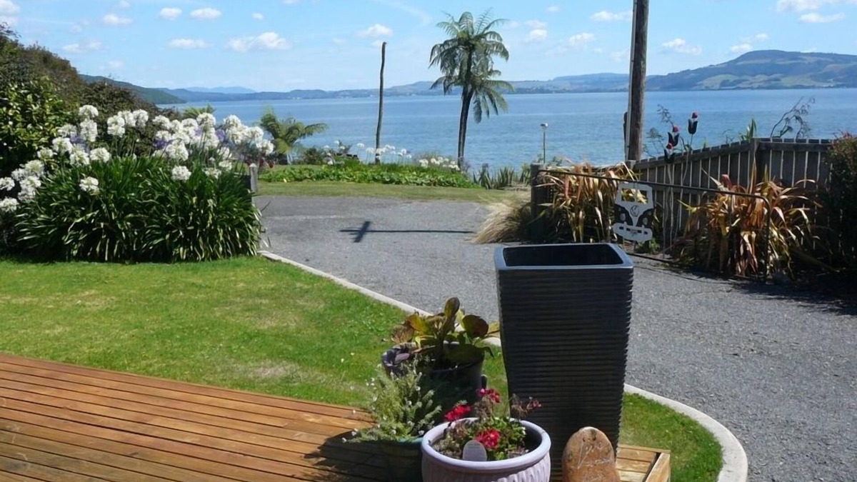Hamurana House | Stunning Lake Front Views with Private Garden