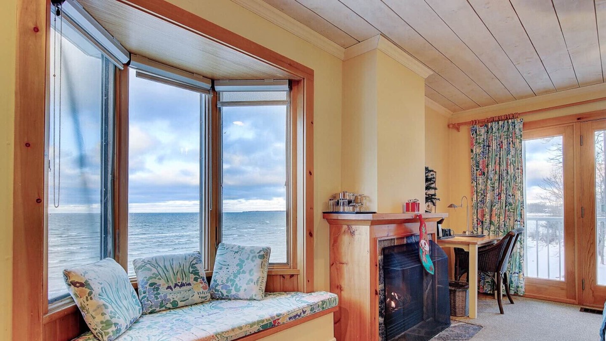 Georgina Apartment | Stunning Lake View guest rooms at Jackson Point (Boathouse)