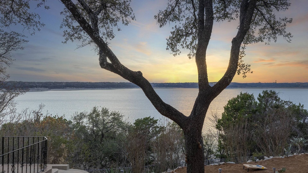 Belton House | Stunning lake view, hot tub, game room