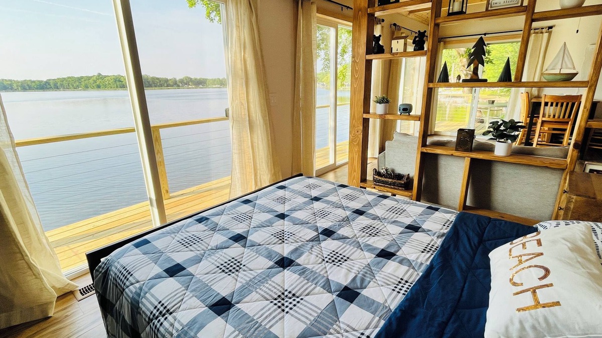 South Haven Cabin | Stunning Lake View - Cabin 11