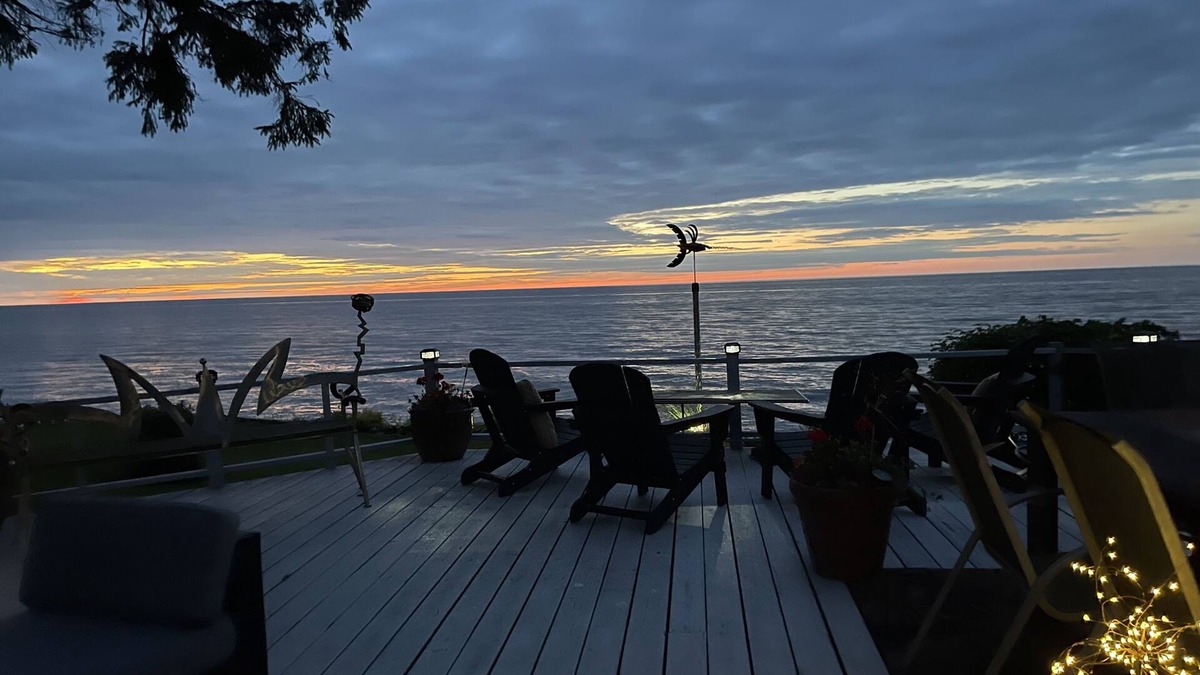 East Palmyra Cottage | Stunning Lake Views From This Artistic Getaway