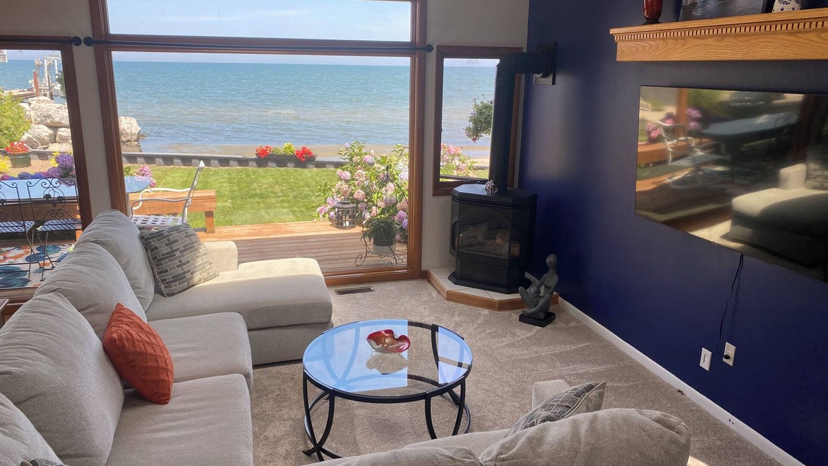 Hilton House | Stunning Lakefront Beach House