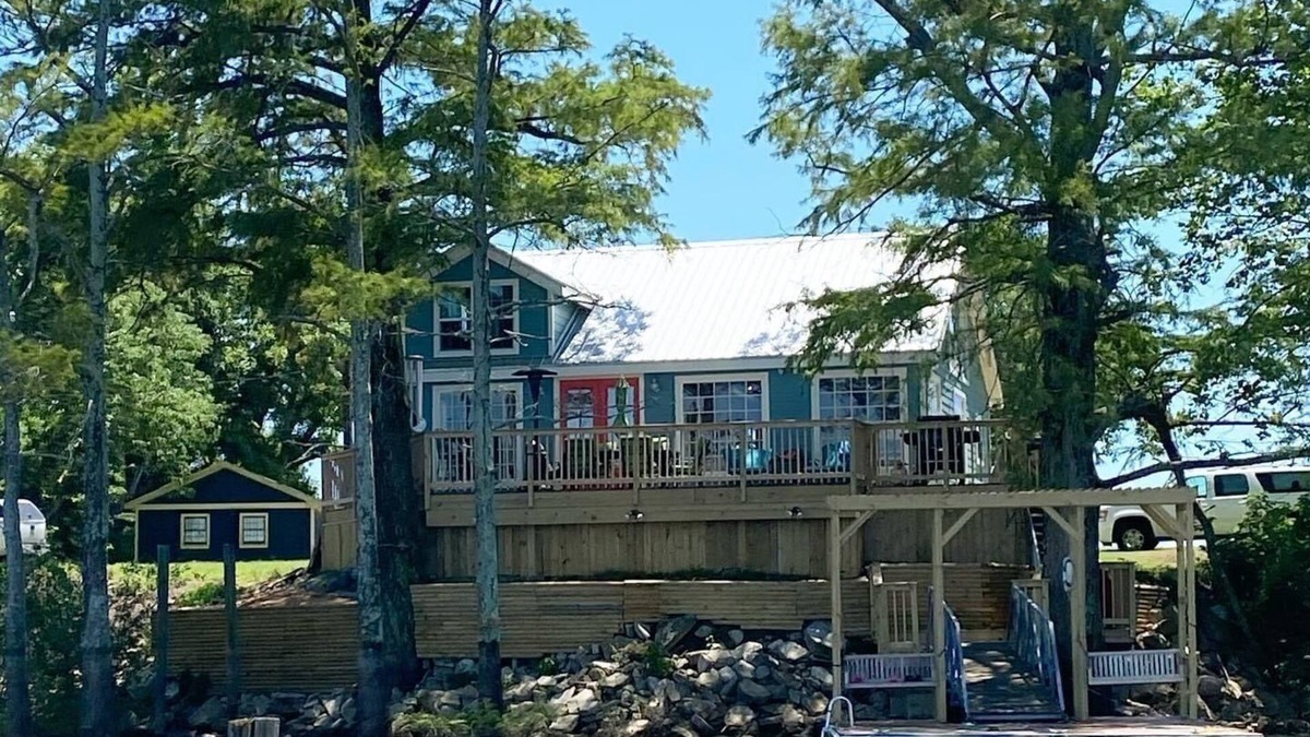 Dundee House | Stunning Lakefront Getaway on Moon Lake
