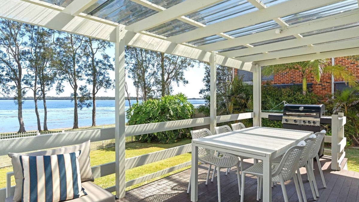 Budgewoi Apartment | Stunning Lakefront Home with Bonus Studio