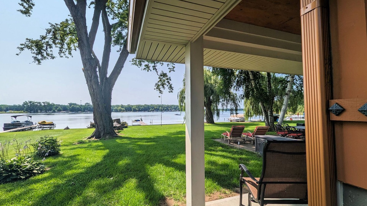Brooklyn House | Stunning Lakefront Retreat 4 min to Brooklyn - 24 min to Jackson