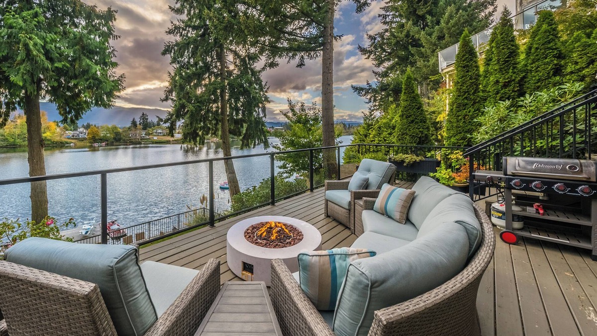 Regional District of Nanaimo House | Stunning Lakefront Suite in the Heart of the City