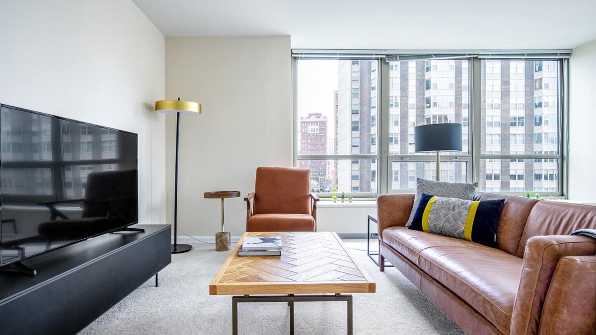 Lake View East Apartment | Stunning Lakeview 1BR w/Rooftop Pool, near Wrigley Field, by Blueground
