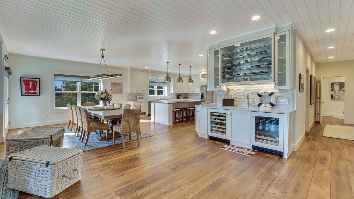 Charlevoix House | Stunning Lakeview Home with 5 Bedrooms and 6k SqFt of Modern, High-End Amenities