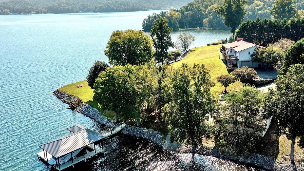 Ten Mile House | Stunning LakeViews | Private Boat Ramp, Sleeps 12!