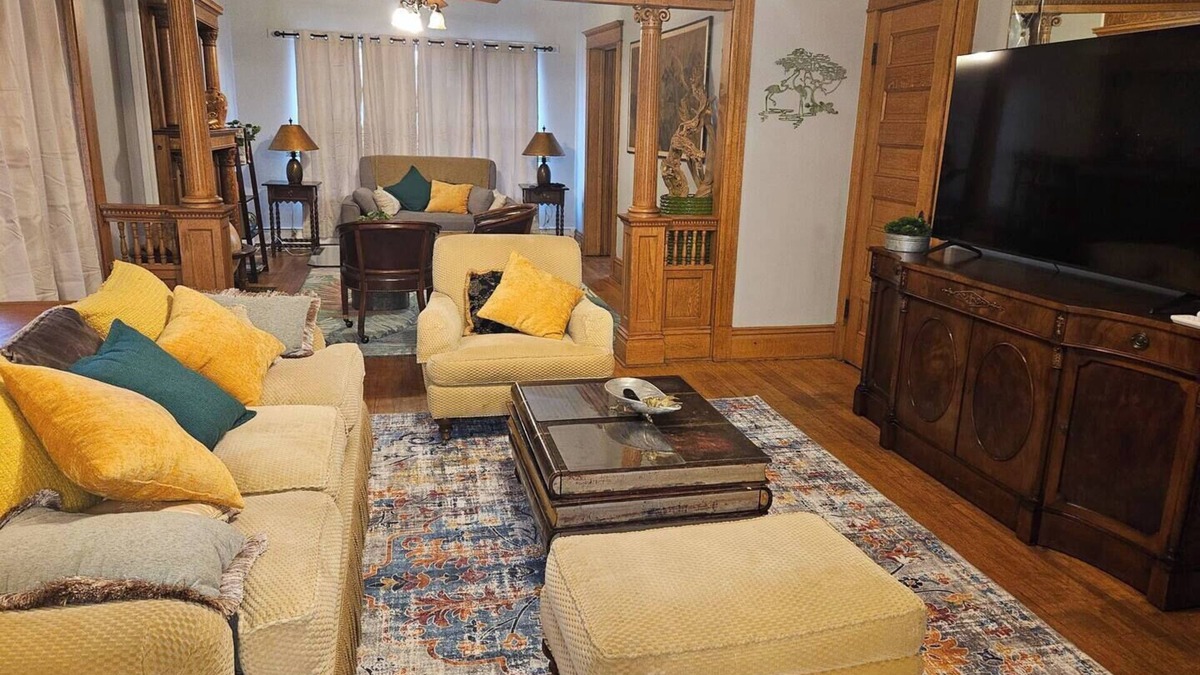 La Porte Apartment | Stunning Large 6 Room Rental 1000sq ft.