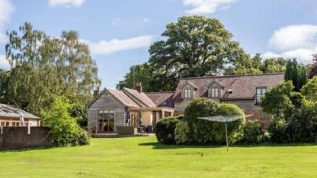 Wimborne House | STUNNING LARGE COUNTRY FAMILY HOME, INDOOR POOL, SLEEPS 12, SECLUDED GARDEN