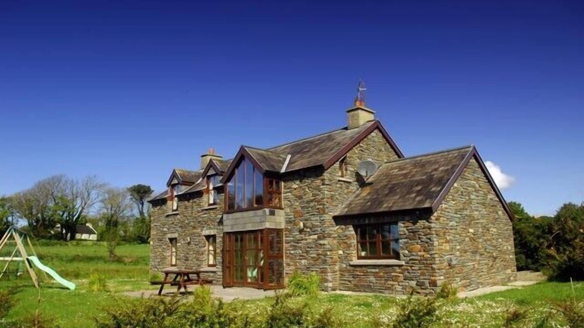 Goleen Cottage | Stunning large stone cottage on the Wild Atlantic Way with sea views and WI-FI