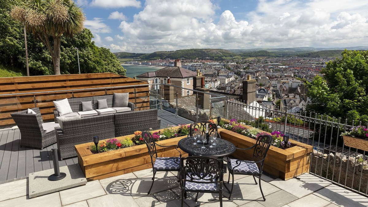 Llandudno Cottage | Stunning Llandudno Property with amazing sea views over Llandudno and Snowdonia