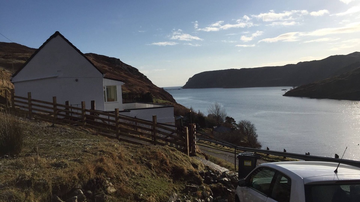Lewis and Harris Cottage | Stunning Loch Location