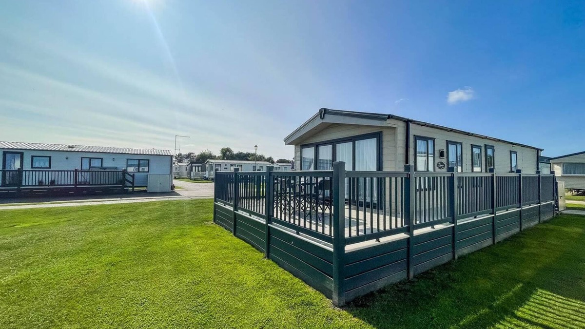Hopton House | Stunning lodge full sea views at Broadland Sands in Suffolk ref 20089BS
