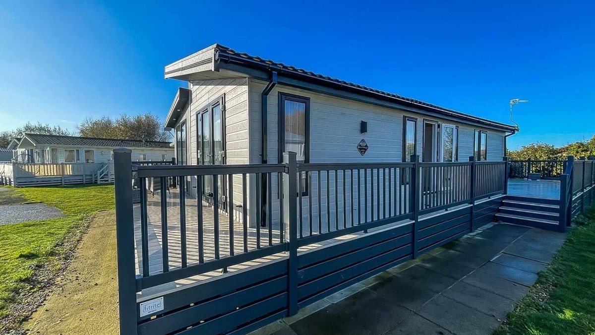 Hunstanton House | Stunning lodge with decking nearby Hunstanton beach, sleeps 6 ref 23215K