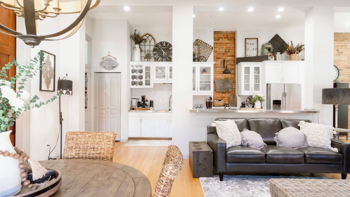 Kaufman Apartment | Stunning Loft On the Square