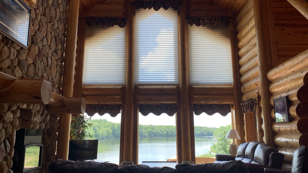 Kesley House | Stunning Log Cabin W/River Views and Hot Tub