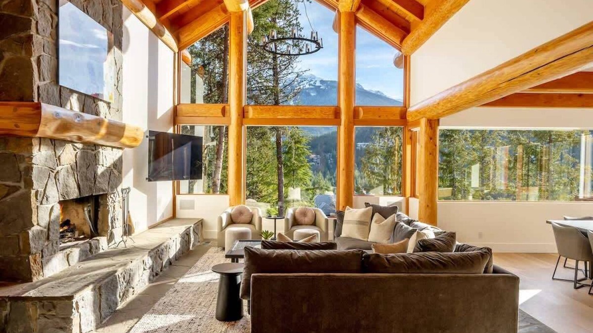 Blueberry Hill House | Stunning Log Chalet w/Mtn View, Air Con & Hot Tub