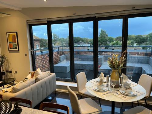 Hythe Apartment | Stunning Luxury 3 Bed Penthouse Sleeps 2 to 6