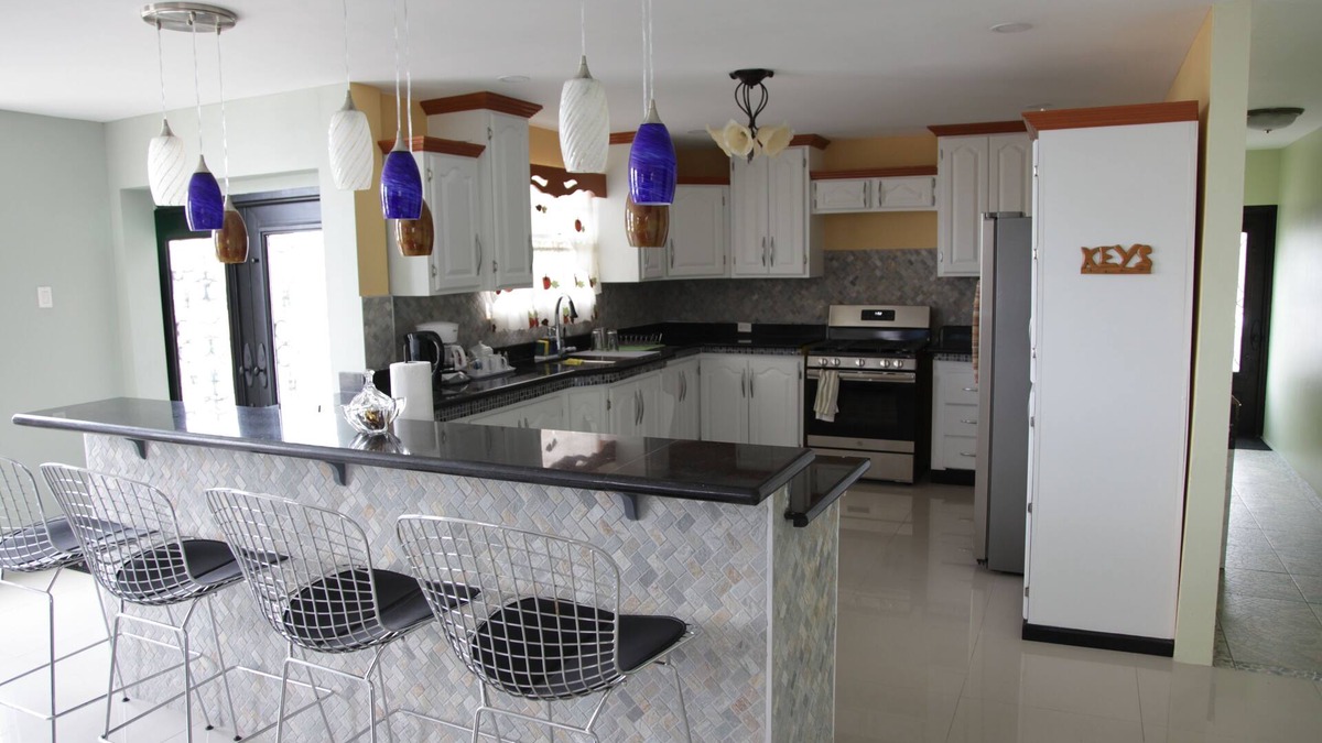 San Fernando House | Stunning Luxury 3 Bedroom 2 1/2 bath Apartment