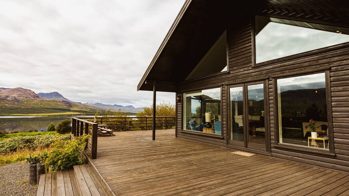 Skorradalshreppur Villa | Stunning luxury Cabin by the lake Skorradalsvatn in West Iceland.