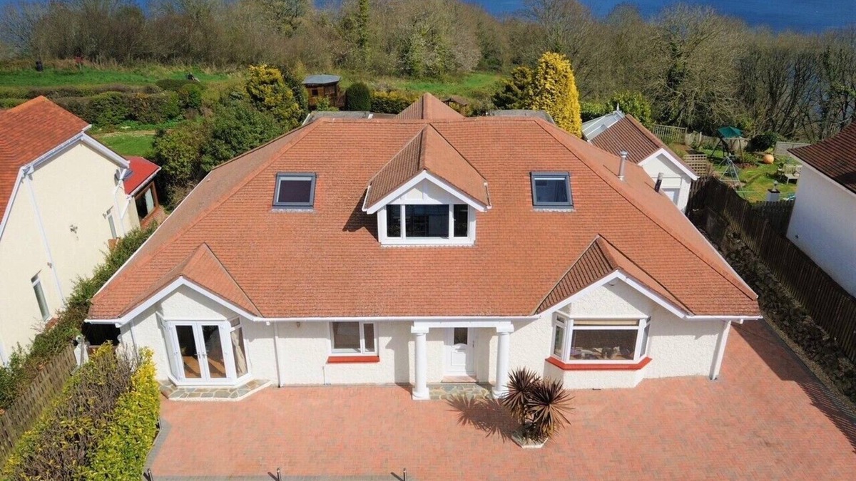 Torquay House | Stunning Luxury Detached Coastal Home With Exclusive Sea Views.+Luxury Hot Tub