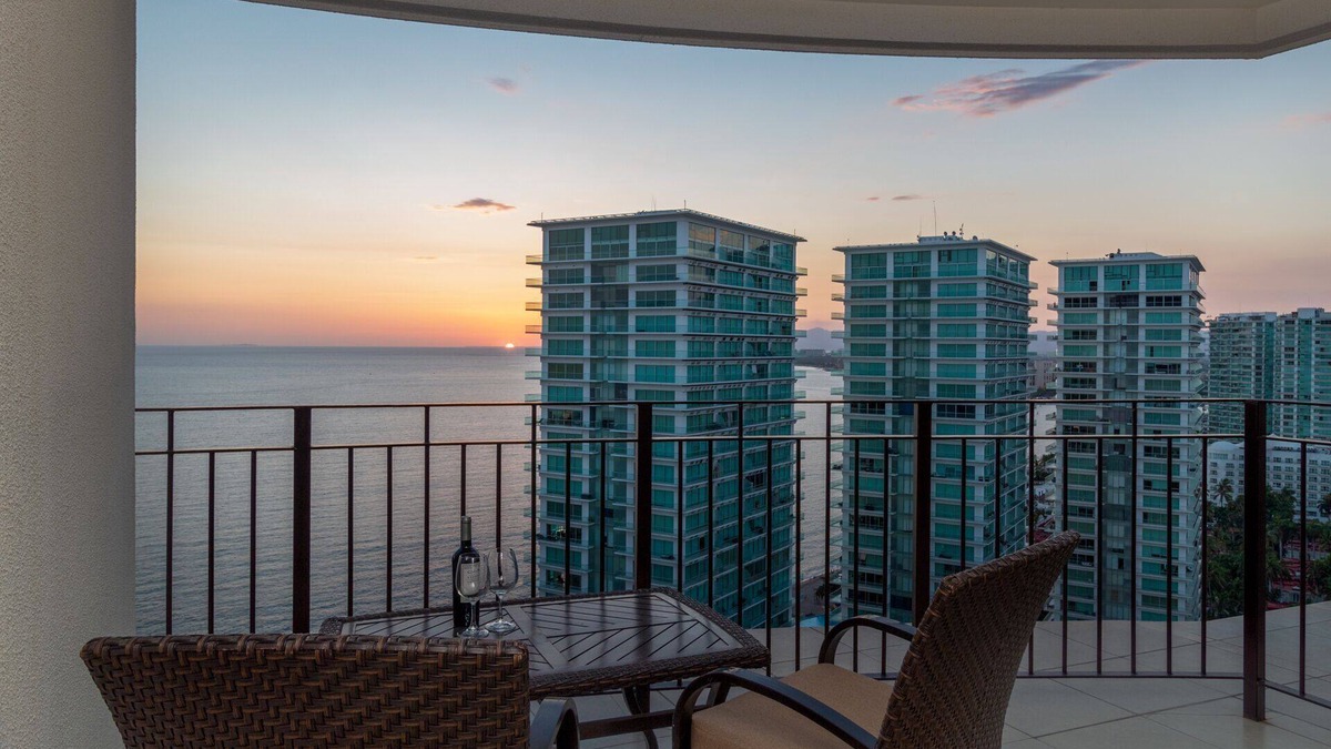 North Hotel Zone Condo | Stunning luxury apartment 22 f Grand Venetian