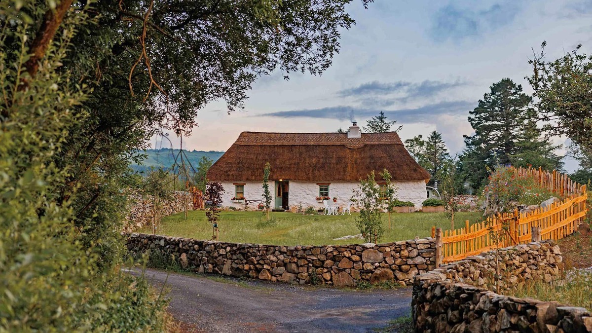 Oughterard Apartment | Stunning Luxury Thatched cottage not far from Galway City & Connemara - Hot Tub & Sauna
