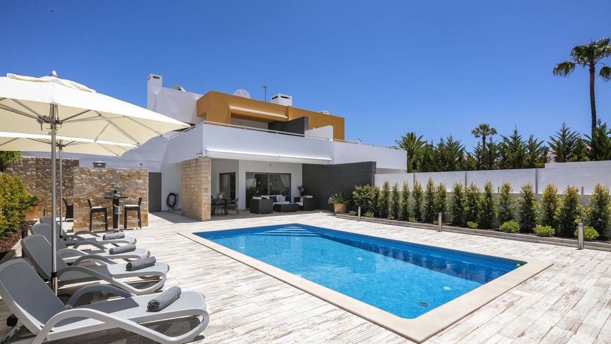Castelo Villa | Stunning Luxury Villa in High Class Quiet Residential Area - Walkable to Beaches