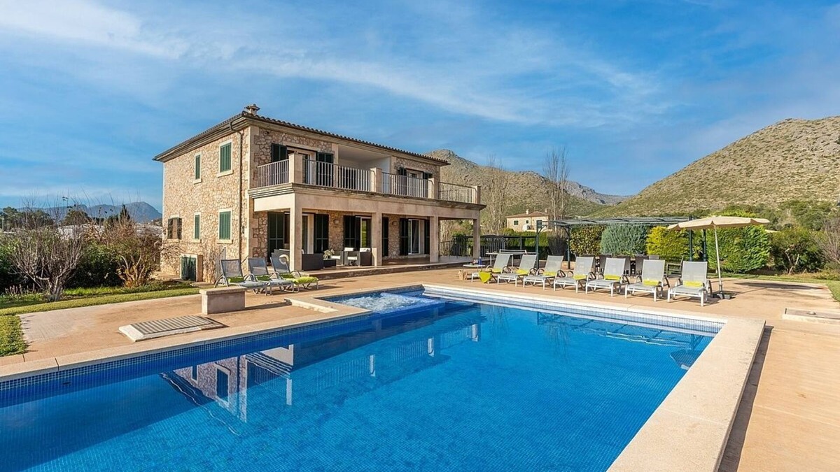 Les Palmeres Villa | Stunning Mallorcan Villa, Stylish Interiors, Private Pool/Jacuzzi 15mins walk to Port de Pollenca!